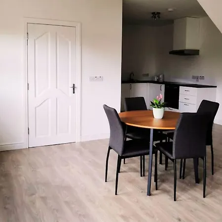 Secluded Modern * Castletown Gheoghegan