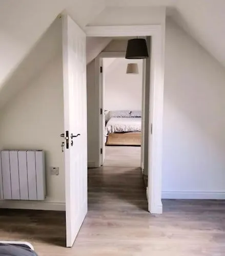 דירה Secluded Modern *