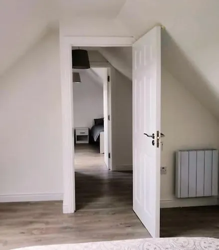 דירה Secluded Modern *